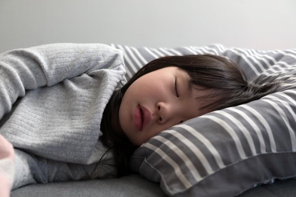 壹策略 暑假想废掉一个孩子，就放任他睡到自然醒，4个危害你可能想不到